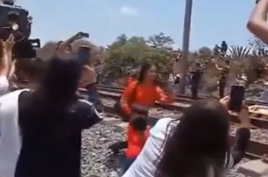Tomarse una selfie con la locomotora La Emperatriz le costó la vida a una mujer en el municipio de Nopala de Villagrán, Hidalgo
