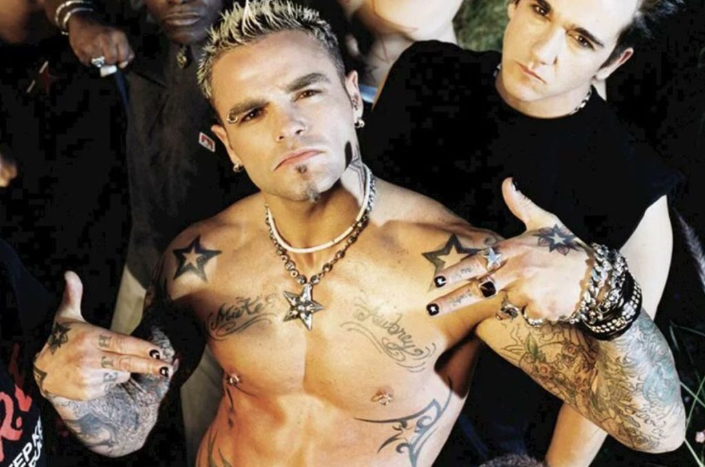 Shifty Shellshock, vocalista de la banda Crazy Town y uno de los cantantes más populares de los 00's, murió a los 49 años de edad.