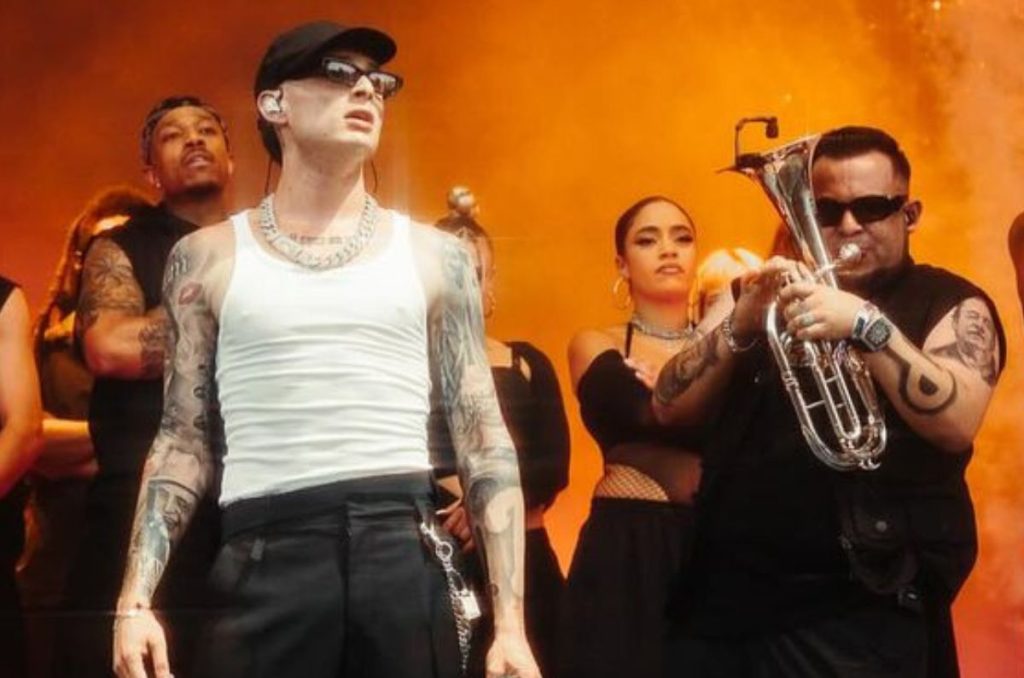 El cantante Peso Pluma tuvo que ser hospitalizado de emergencia luego de que sufriera un aparatoso accidente en una presentación.