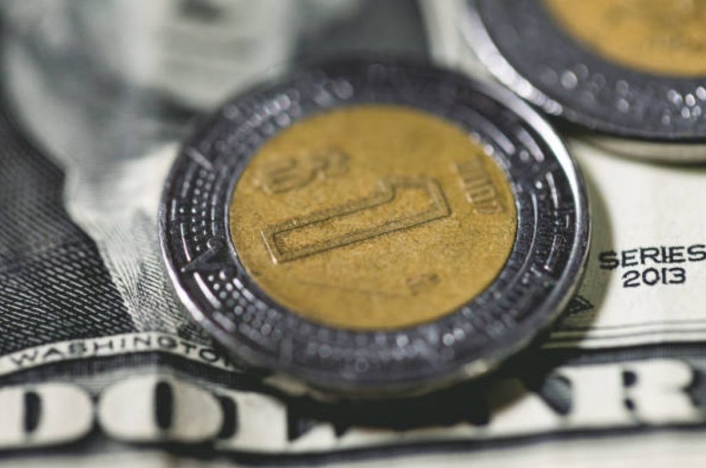 El peso mexicano reportaba pérdidas en la jornada del martes tras superar la barrera de las 18 unidades por dólar en la sesión de ayer.