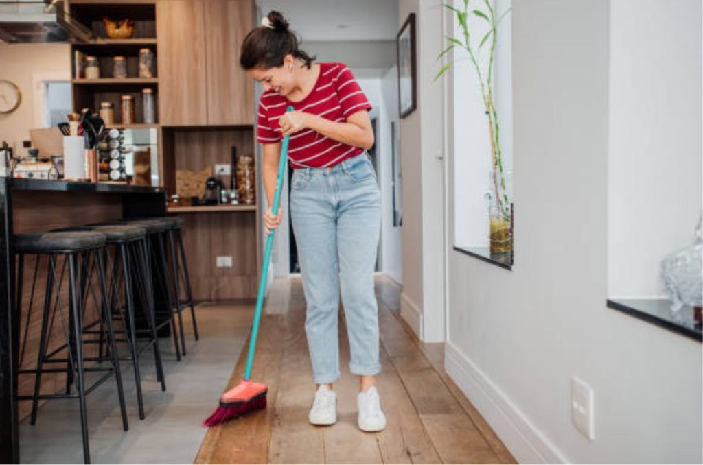 Supersticiones afirman que barrer de noche traerá pobreza y mala suerte, mientras que también afectaría a la salud.