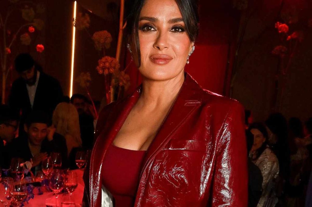 Los 90 están de regreso y Salma Hayek es el mejor ejemplo de cómo lucir un vestido de tirantes con estilo y elegancia después de los 50.