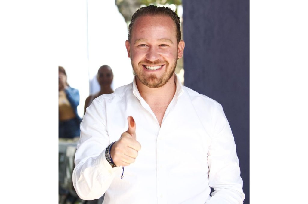 Santiago Taboada Cortina acudió en compañía de su esposa, Fernanda Chávez, a votar en la Alcaldía Benito Juárez, a unos pasos de su domicilio.