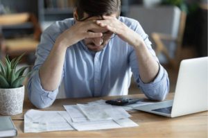 Tener deudas te enferma: 4 de cada 10 mexicanos tiene malestares físicos por deudas