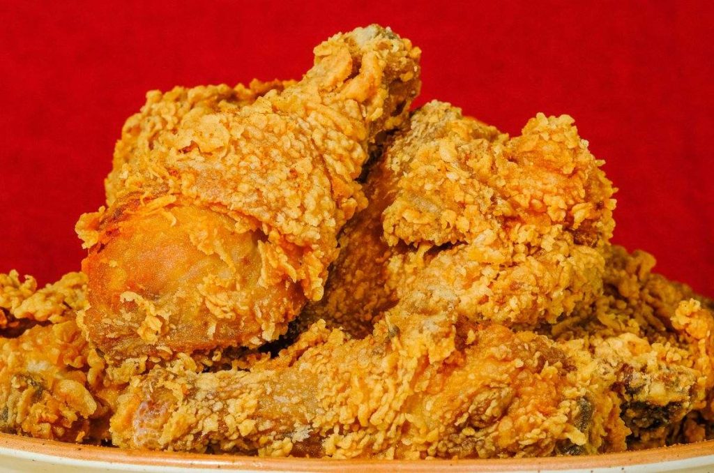 Siguiendo estos pasos y consejos, podrás disfrutar de un pollo frito crujiente y delicioso, preparado en casa de manera sencilla y efectiva.