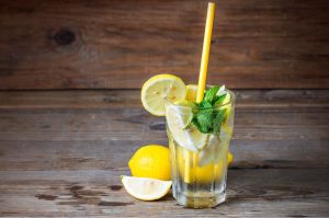 Cómo preparar sueros caseros e hidratarte en la temporada de calor