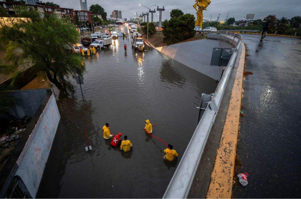 La tormenta tropical Alberto tocó tierra este jueves en México y dejó tres muertos, provoca lluvias torrenciales mientras avanza en el país.