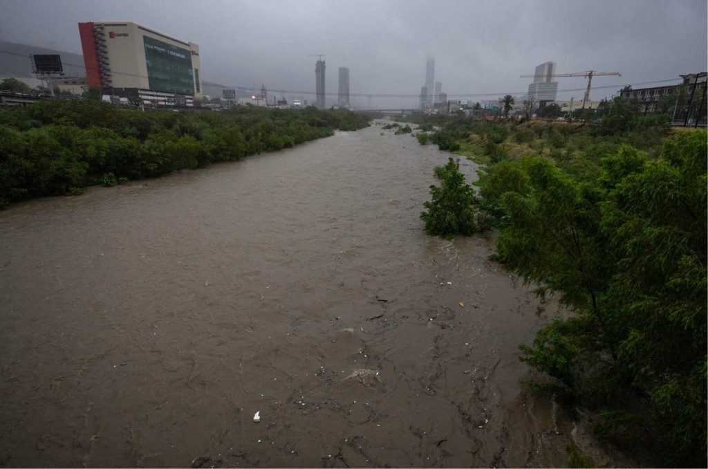 La tormenta tropical Alberto tocó tierra este jueves en México y dejó tres muertos, provoca lluvias torrenciales mientras avanza en el país.