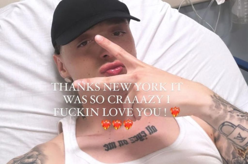 Peso Pluma tuvo que ser hospitalizado de emergencia tras sufrir una aparatosa fractura en pleno concierto en Nueva York; entérate.