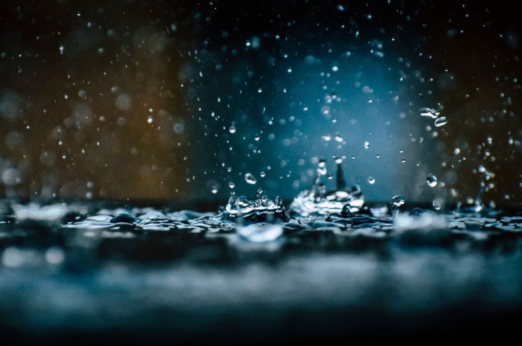 El agua de lluvia puede aprovecharse de muchas formas e incluso sacarnos de varios apuros, así que no hay que dejarla escapar.