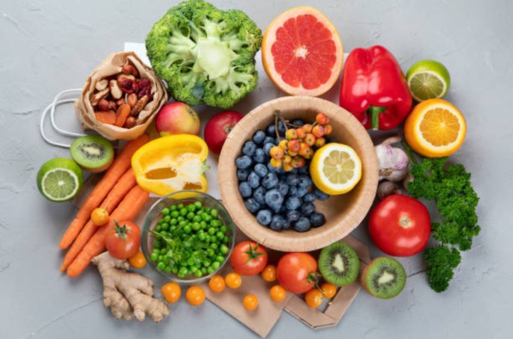 Incluir en la dieta alimentos ricos en vitamina C es crucial para mantener una buena salud. Conoce el listado y mejora tu dieta.