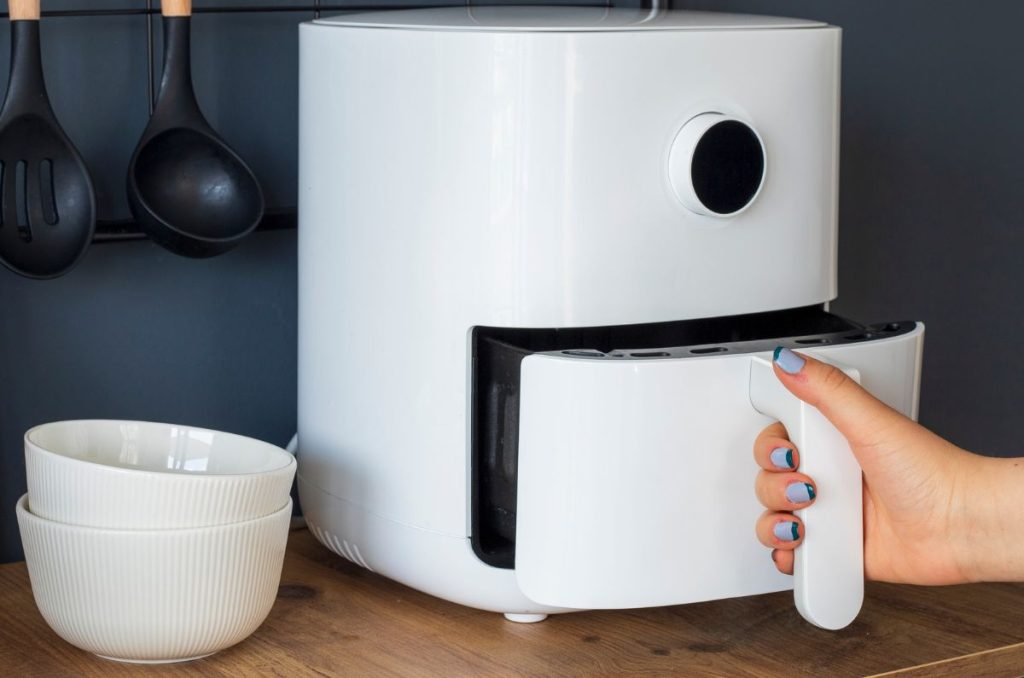 Existen ciertas recetas que debes evitar si no quieres afectar tu freidora de aire. No todos los alimentos son aptos para este dispositivo.