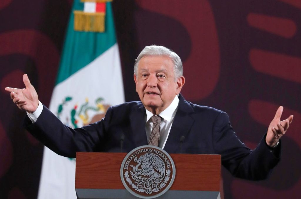 El presidente López Obrador consideró que 'no es serio' el anuncio del magnate Elon Musk sobre pausar la apertura de Tesla en Nuevo León.