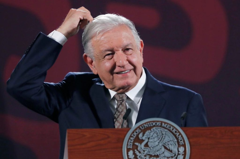 El presidente López Obrador consideró que 'no es serio' el anuncio del magnate Elon Musk sobre pausar la apertura de Tesla en Nuevo León.