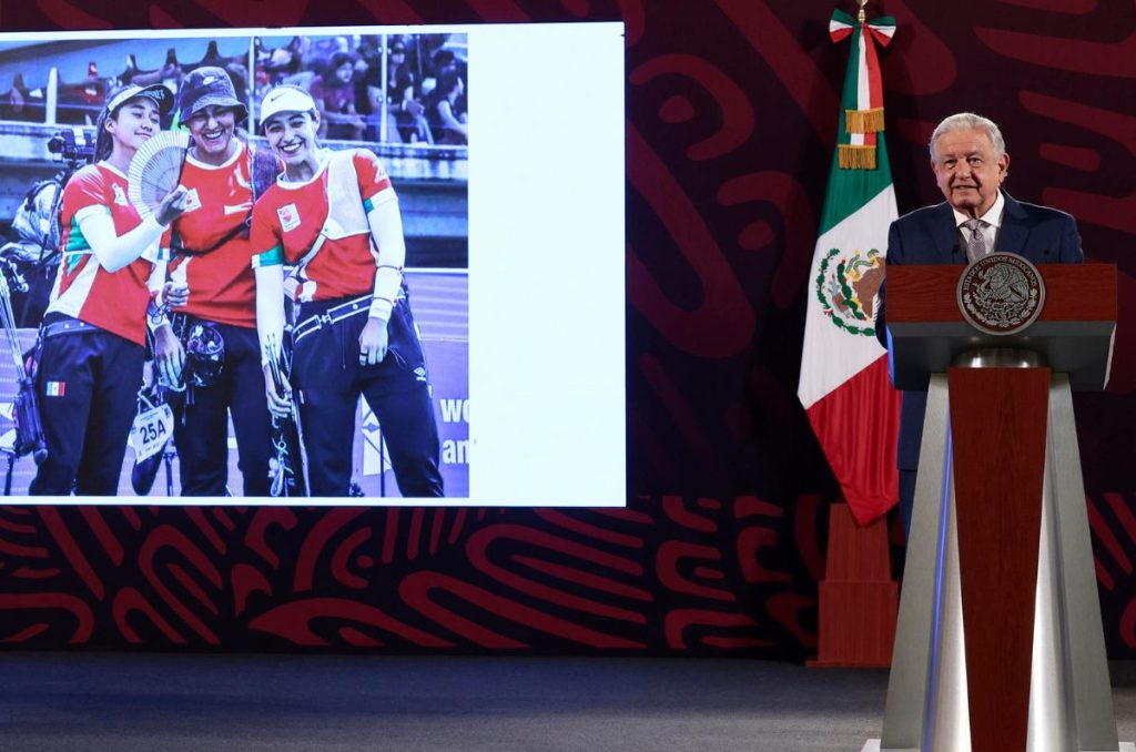 El presidente extendió una felicitación para el equipo de tiro con arco, que logró la primera medalla para México en Juegos Olímpicos.