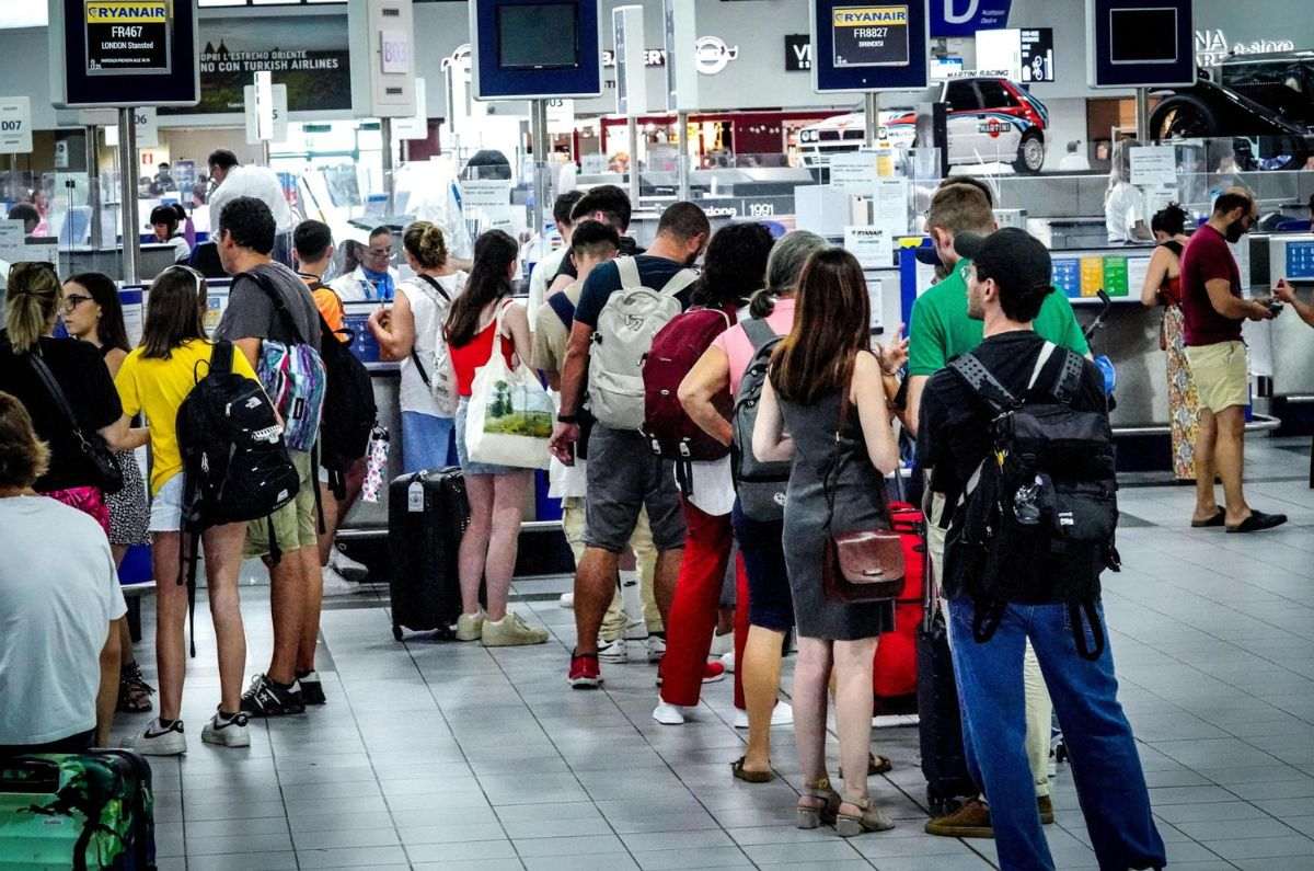 Debido a que los pasajeros no podían realizar check in digital, se reportaron largas filas en Aeropuertos a nivel mundial / EFE