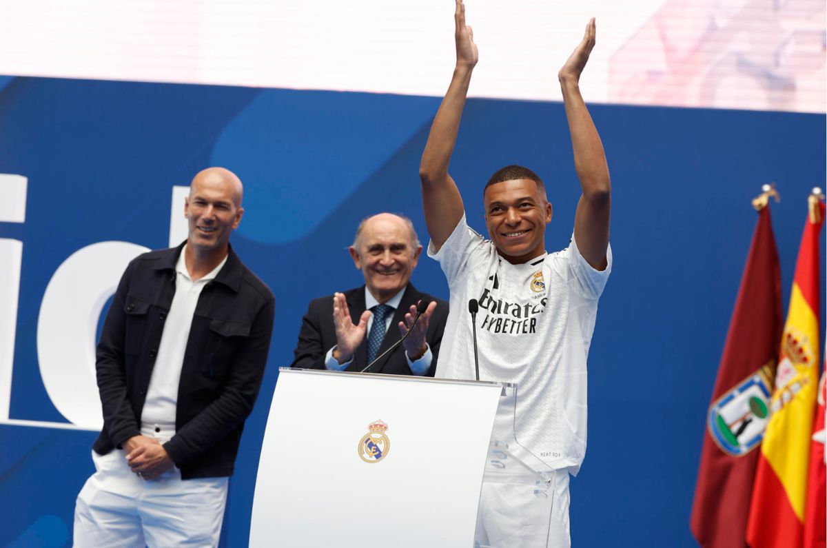 Tras siete años de esfuerzos y acercamientos, Kylian Mbappé por fin es presentado como nuevo elemento del Real Madrid / EFE