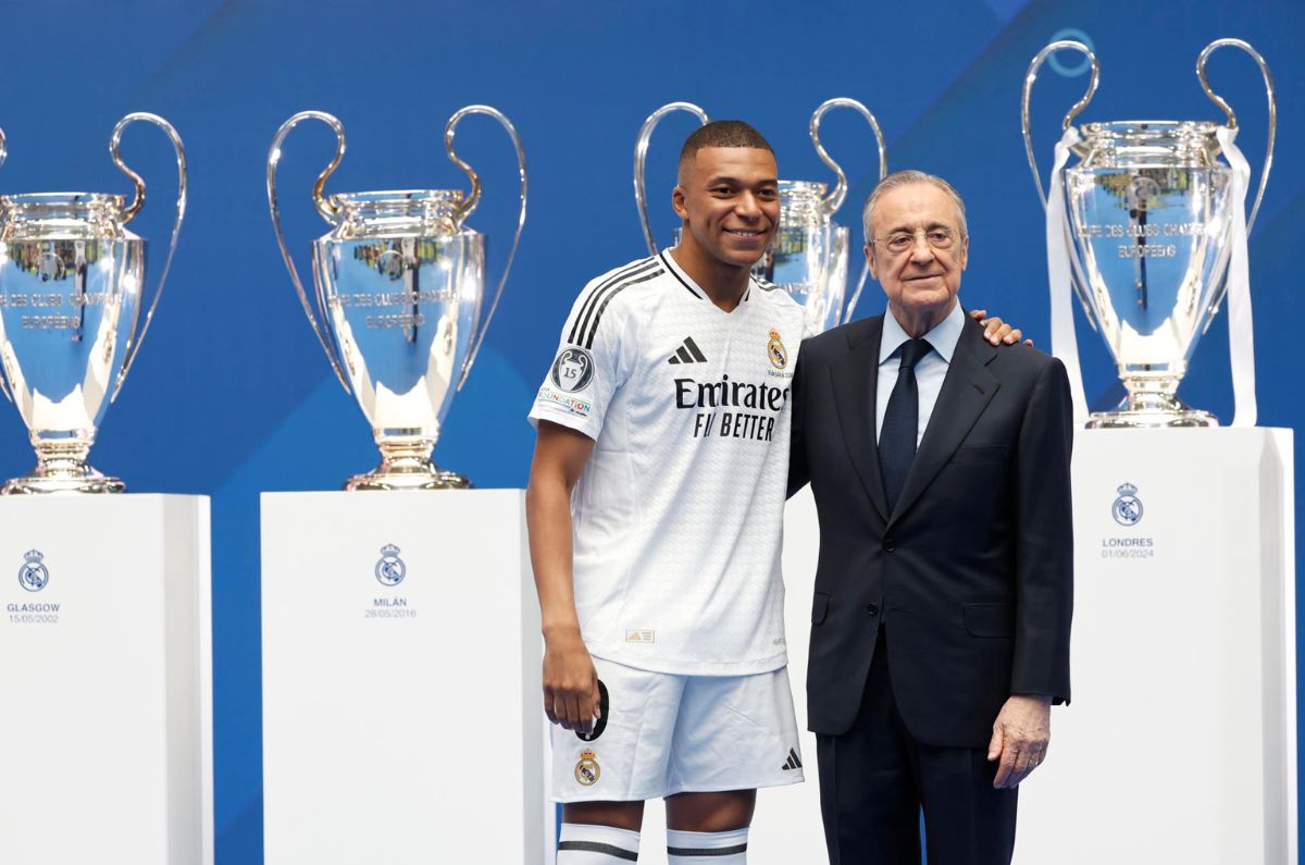 Kylian Mbappé en su presentación con el Real Madrid con Florentino Pérez / EFE