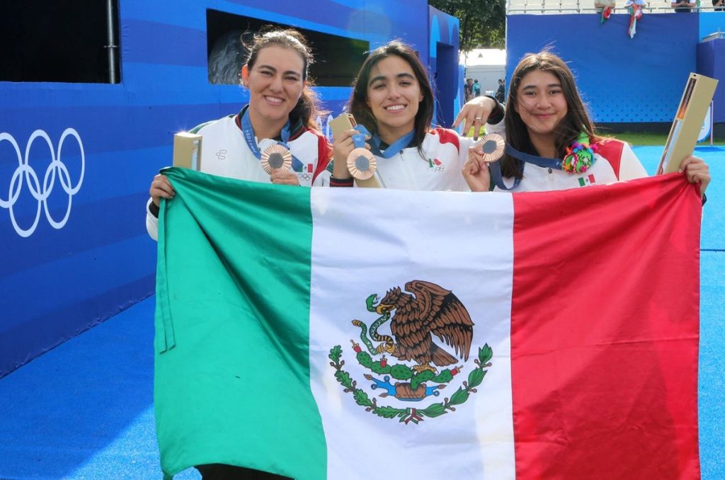 La primera medalla de México en los Juegos Olímpicos 2024 fue de bronce y la ganaron las arqueras Alejandra Valencia, Ana Paula Vázquez y Ángela Ruiz.