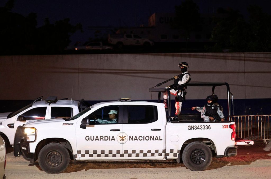 Hombres desconocidos atacaron con explosivos un cuartel de la Policía Estatal de Guerrero, en el puerto de Acapulco.