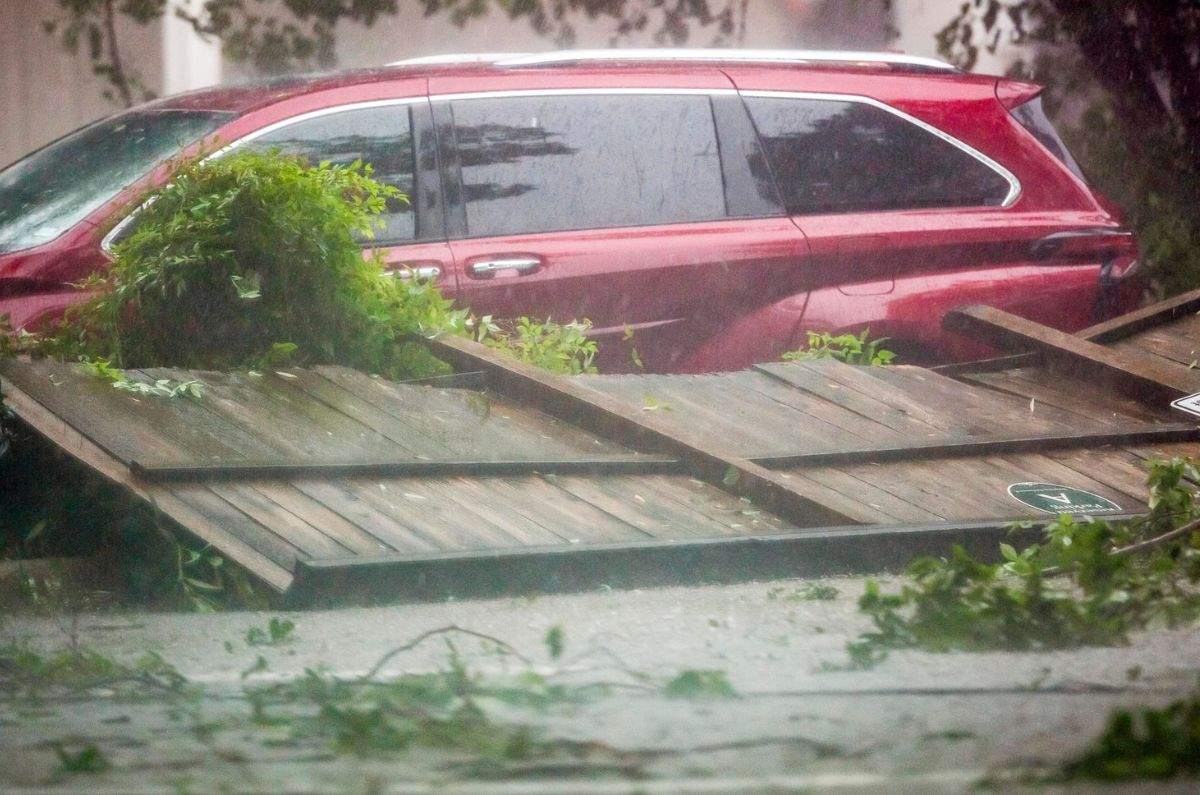 La ahora tormenta tropical Beryl se ha cobrado este lunes al menos dos muertos en Texas, ha dejado sin electricidad a más de 2,5 millones de personas. / EFE