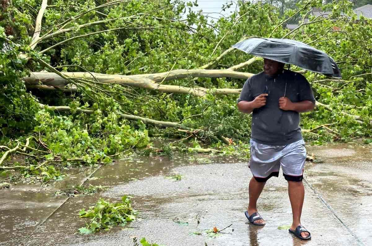 La ahora tormenta tropical Beryl se ha cobrado este lunes al menos dos muertos en Texas, ha dejado sin electricidad a más de 2,5 millones de personas. / EFE