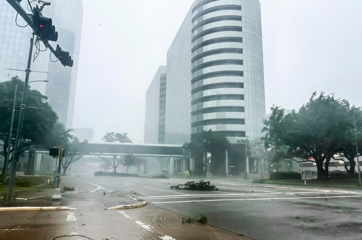 La ahora tormenta tropical Beryl se ha cobrado este lunes al menos dos muertos en Texas, ha dejado sin electricidad a más de 2,5 millones de personas. / EFE