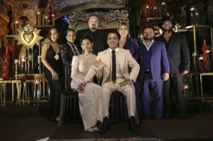 Ángela Aguilar y Christian Nodal posan con sus familias tras su boda.