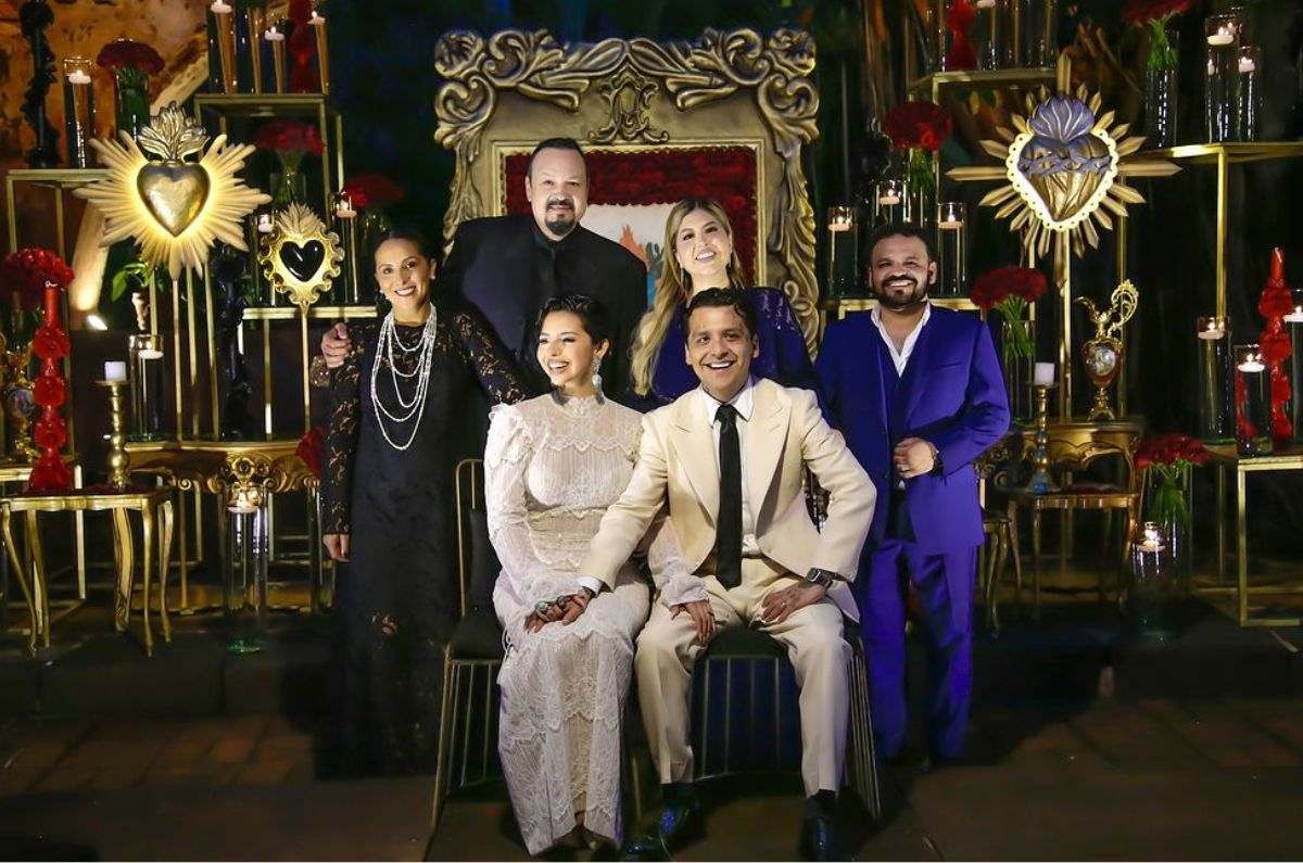 Ángela Aguilar y Christian Nodal posan con sus familias tras su boda. / Instagram @pepeaguilar_oficial