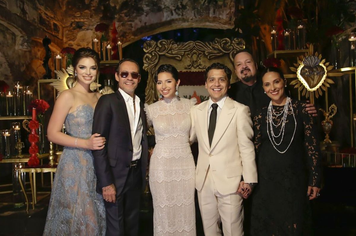 Ángela Aguilar y Christian Nodal posan con sus familias tras su boda. / Instagram @pepeaguilar_oficial