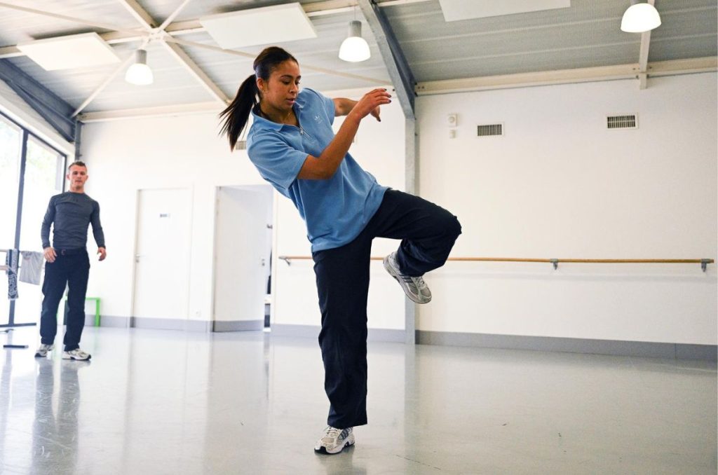 La bgirl Carlota Dudek, de la delegación de Francia, entrenando para su participación en breakdance en los Juegos Olímpicos de París 2024.