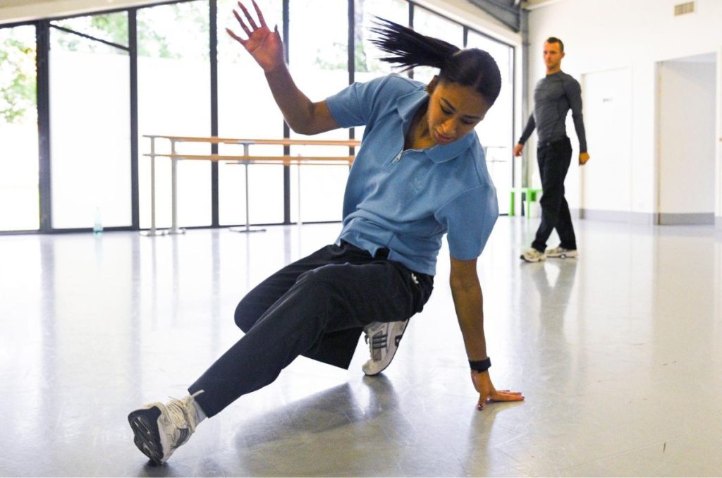 La bgirl Carlota Dudek, de la delegación de Francia, entrenando para su participación en breakdance en los Juegos Olímpicos de París 2024.