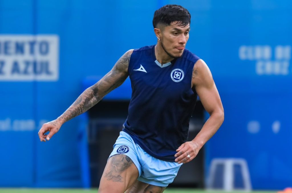 En medio de polémicas por sus problemas personales y con la justicia, Carlos Salcedo concreta su salida del Cruz Azul, según varios reportes.