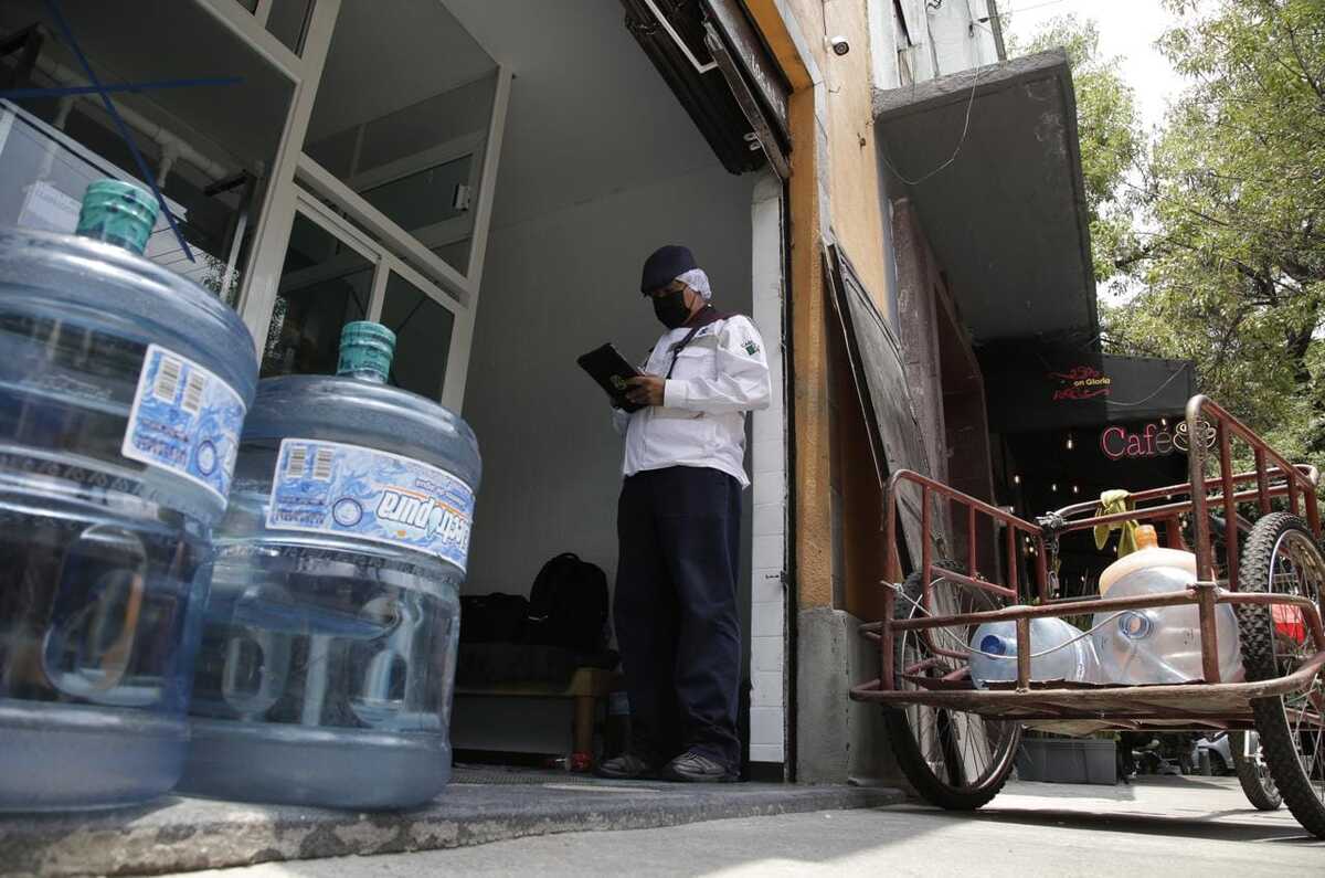 Suspenden 331 purificadoras de agua en CDMX por ¡presencia de plagas!