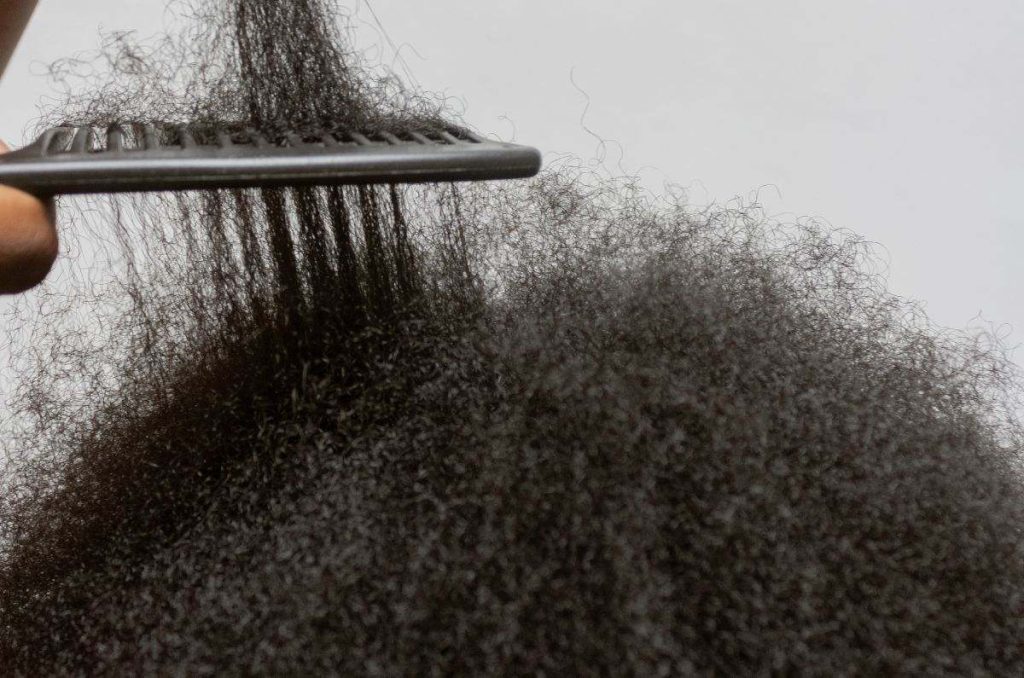 ¿Ya no sabes qué hacer 'con tus chinos'? Te decimos cómo identificar que tipo de rizo tienes y los mejores productos.