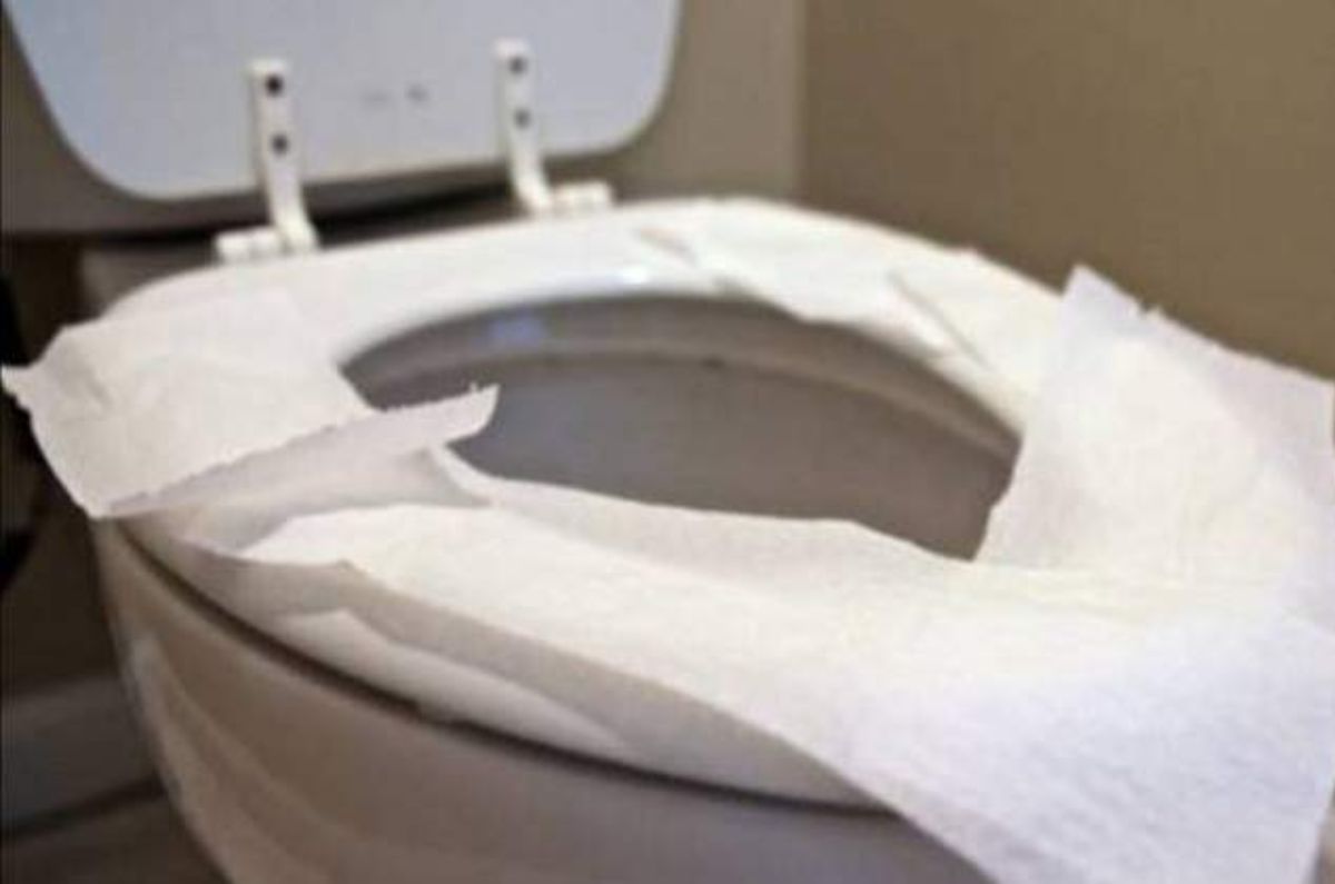 Cubrir la tapa de la taza del baño con papel higiénico puede traer riesgos a la salud