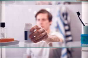 Cosas que NO debes guardar en el baño por salud y seguridad