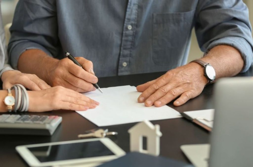 ¿Te pidieron ser aval y lo estás considerando? ¡Piénsalo dos veces! Ya que esto podría traerte muchas consecuencias y afectar tu crédito.