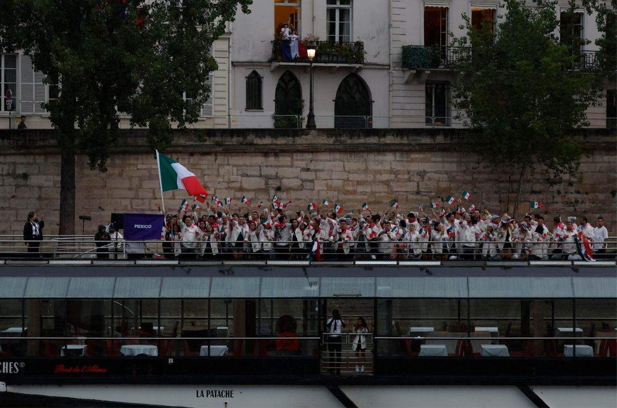 México hizo su aparición en el desfile olímpico durante la ceremonia de inauguración de París 2024 / EFE