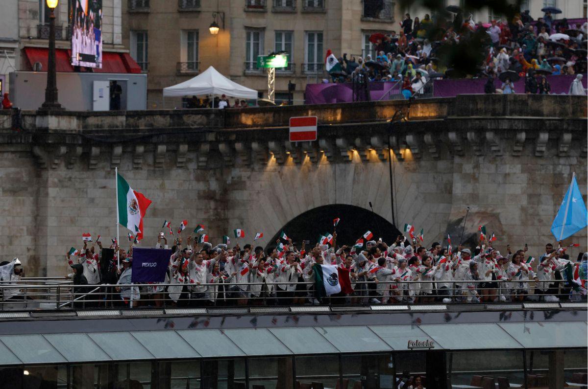 México hizo su aparición en el desfile olímpico durante la ceremonia de inauguración de París 2024 / EFE