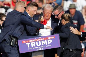 Donald Trump confirma que fue herido de bala; le perforó la oreja derecha