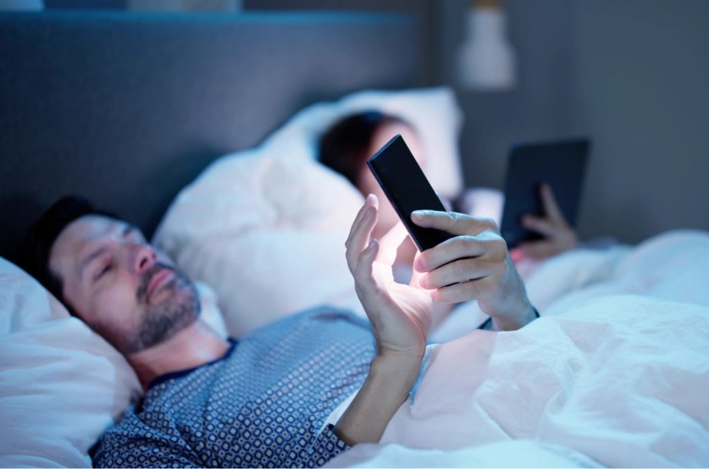 Gracias al reloj y función de alarma, mucha gente acostumbra dormir cerca del celular, pero ¿es malo? Entérate a continuación.