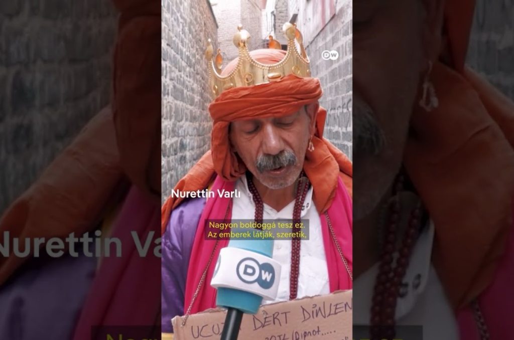 Nurettin Varlı, un artesano jubilado de 60 años que vive en Turquía, lleva 8 años caminando por las calles de la antigua ciudad con un trozo de cartón colgado del cuello. Lo hace con un propósito: escucha los problemas de la gente a cambio de dinero y compra comida para los animales callejeros con el dinero que gana.