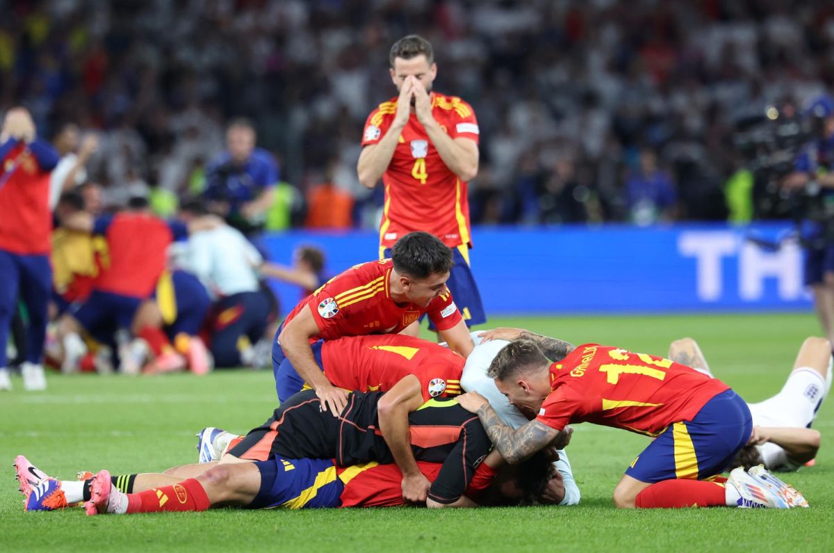 España, con goles de Nico Williams y de Mikel Oyarzabal, ganó 2-1 a Inglaterra en el Estadio Olímpico de Berlín y alzó su cuarta Eurocopa. / EFE