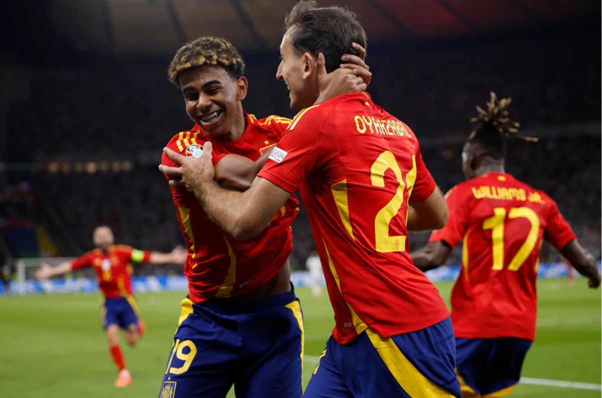 España, con goles de Nico Williams y de Mikel Oyarzabal, ganó 2-1 a Inglaterra en el Estadio Olímpico de Berlín y alzó su cuarta Eurocopa. / EFE