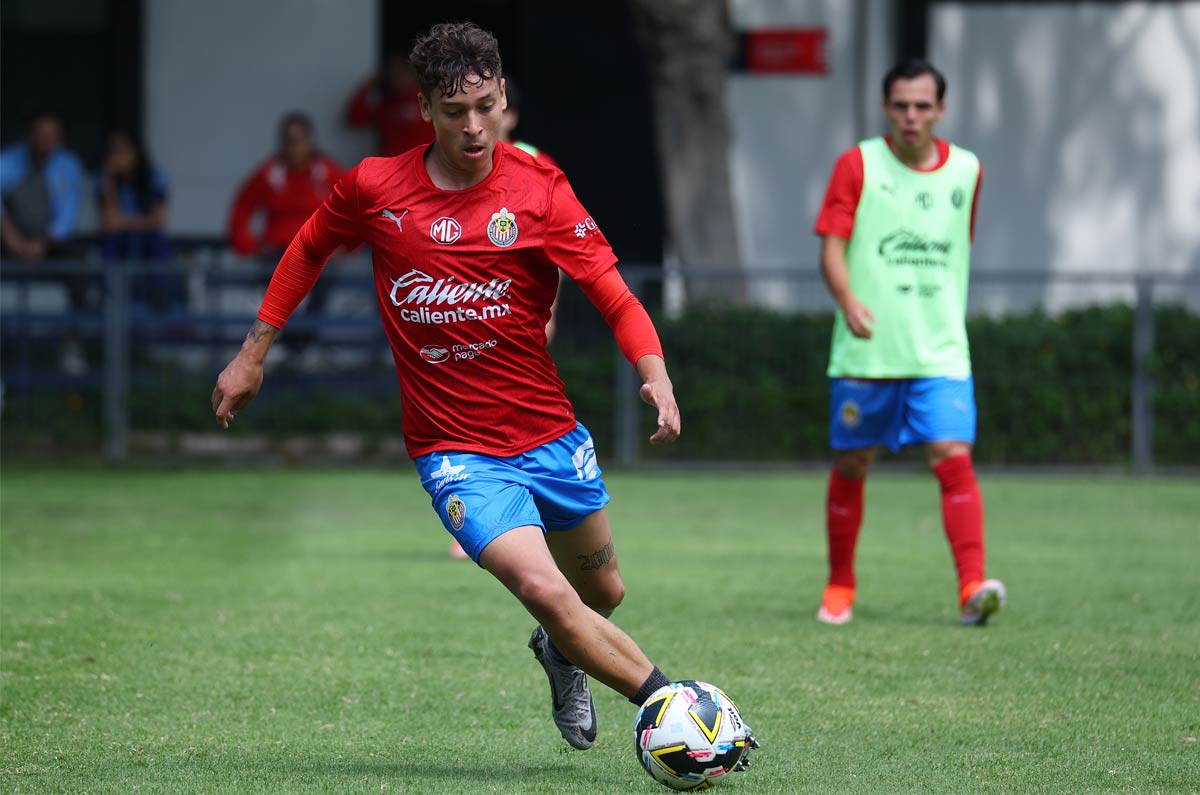 Fidel Barajas. Sorpresivamente este joven jugador de 18 años que se sumó a las Chivas desde el Real Salt Lake de Kansas City, costó una cifra de 4.3 millones de dólares.  / Cortesía Futbol Total
