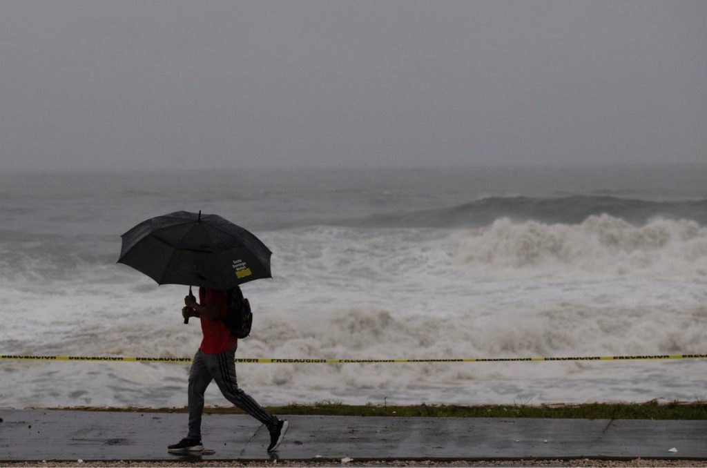 Huracán Beryl deja al menos 6 muertos, destrucción y 'alarmante precedente' en el Caribe y Océano Atlántico; se dirige a México.