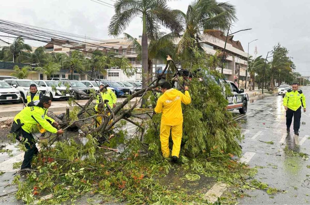 El huracán Beryl, que tocó tierra la madrugada de este viernes como huracán categoría 2, se debilita en su paso por México, así avanza.