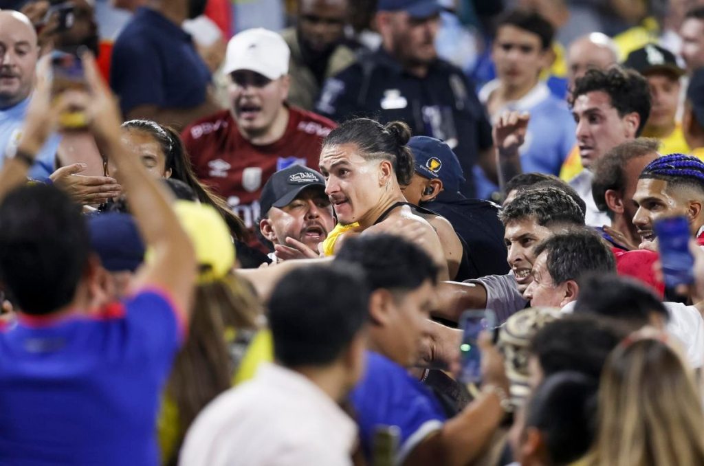 Mientras Colombia celebraba su pase a la final de Copa América, los jugadores de Uruguay se hicieron de golpes contra su afición.
