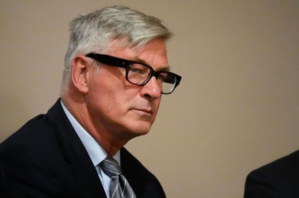 El juicio penal contra Alec Baldwin por el caso Rust comenzó formalmente este martes con la selección en una corte de Santa Fe, Nuevo México.